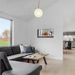 Nyaraló 4 Bedroom Stunning In