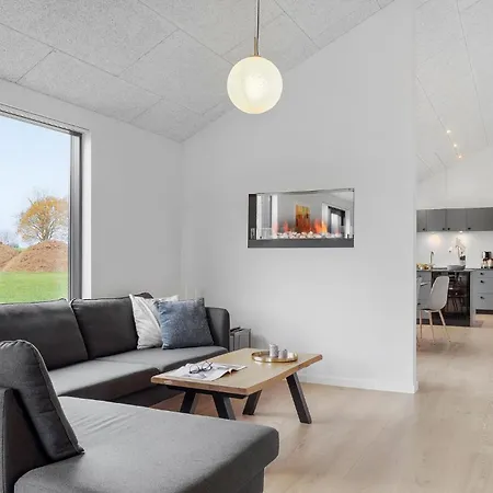 Дом отдыха 4 Bedroom Stunning In